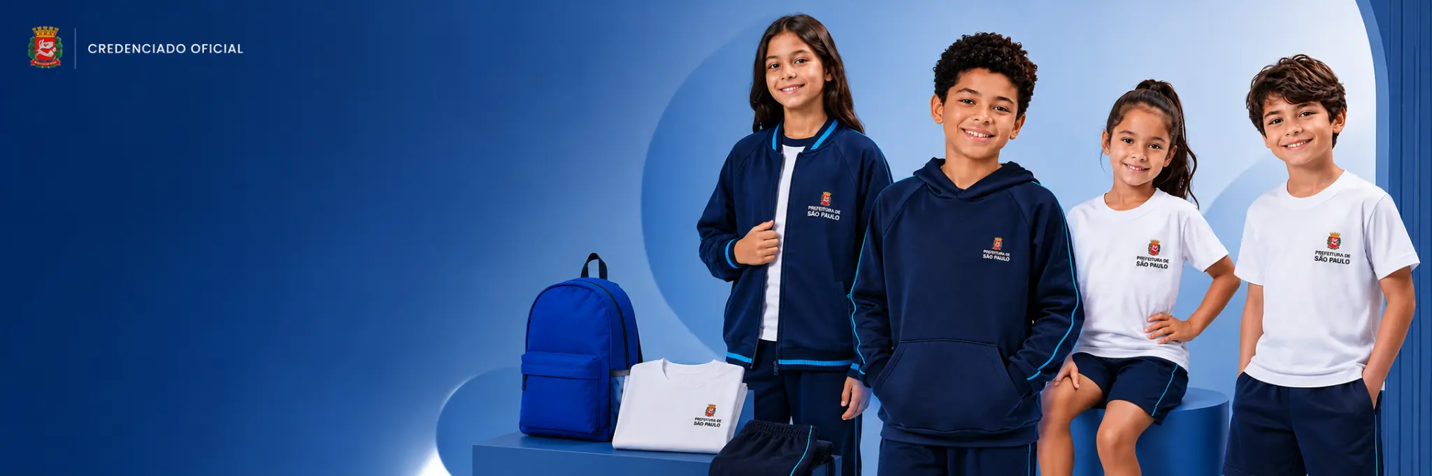 Crianças usando uniformes oficiais da Prefeitura de São Paulo